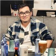 Profesor de matemáticas y física que imparte clases a estudiantes desde primaria hasta la ESO